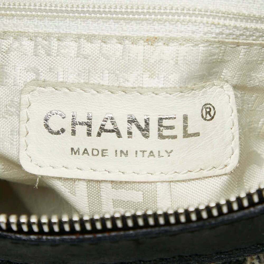CHANEL Black Leather Love Shoulder Bag - Picture 16 of 16